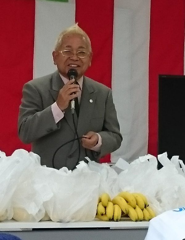 富髙様によるバナナのたたき売り実演